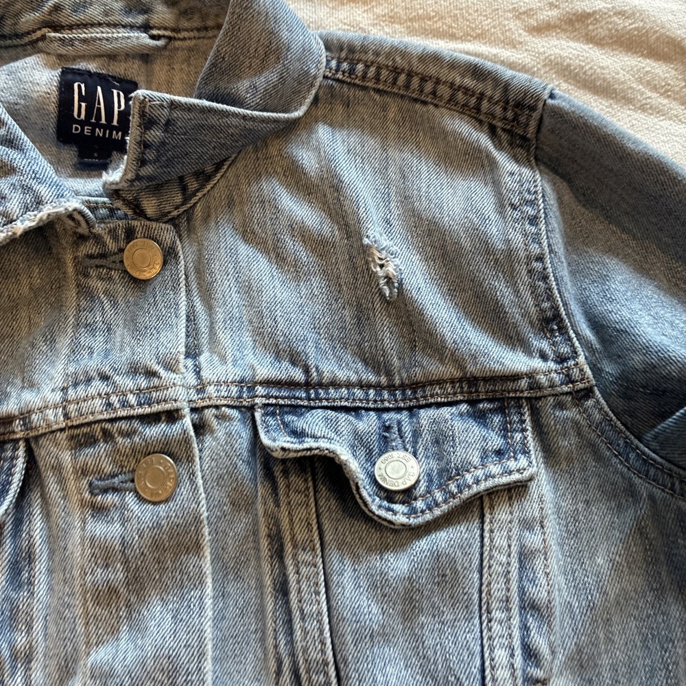 Gap Womens Denim Icon Jacket Medium Wash Blue Distressed Jean Jacket Small Model - Picture 11 of 16